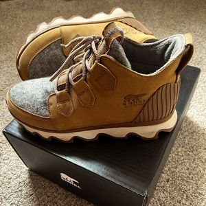 Sorel Kinetic Caribou Boot size 8
